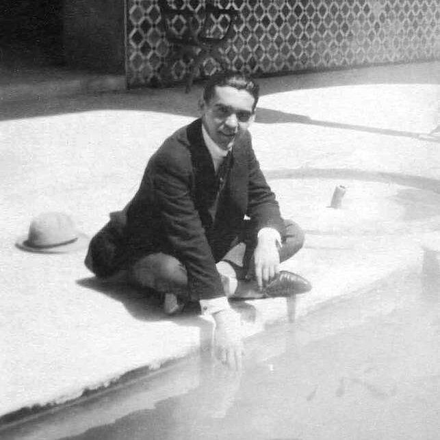 Federico garcia lorca en un patio de la alhambra de granada circa 1922 494e78